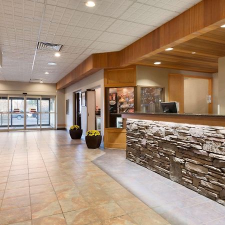 Border Inn & Suites Ллойдминстер Экстерьер фото