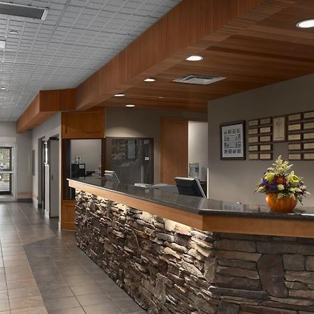 Border Inn & Suites Ллойдминстер Интерьер фото