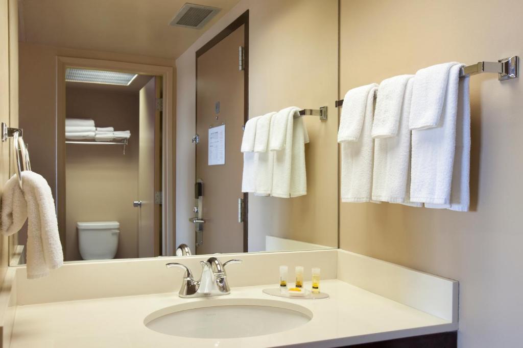Border Inn & Suites Ллойдминстер Экстерьер фото