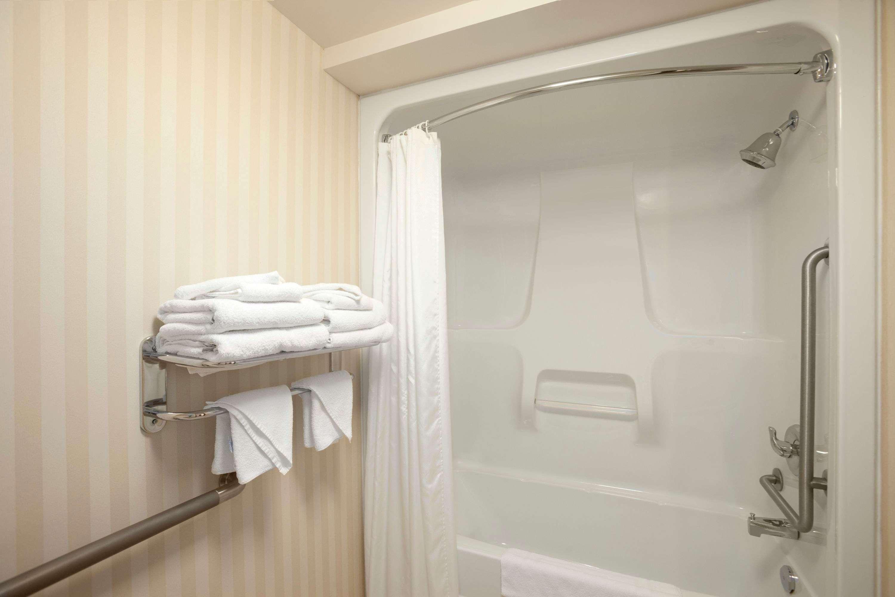 Border Inn & Suites Ллойдминстер Экстерьер фото