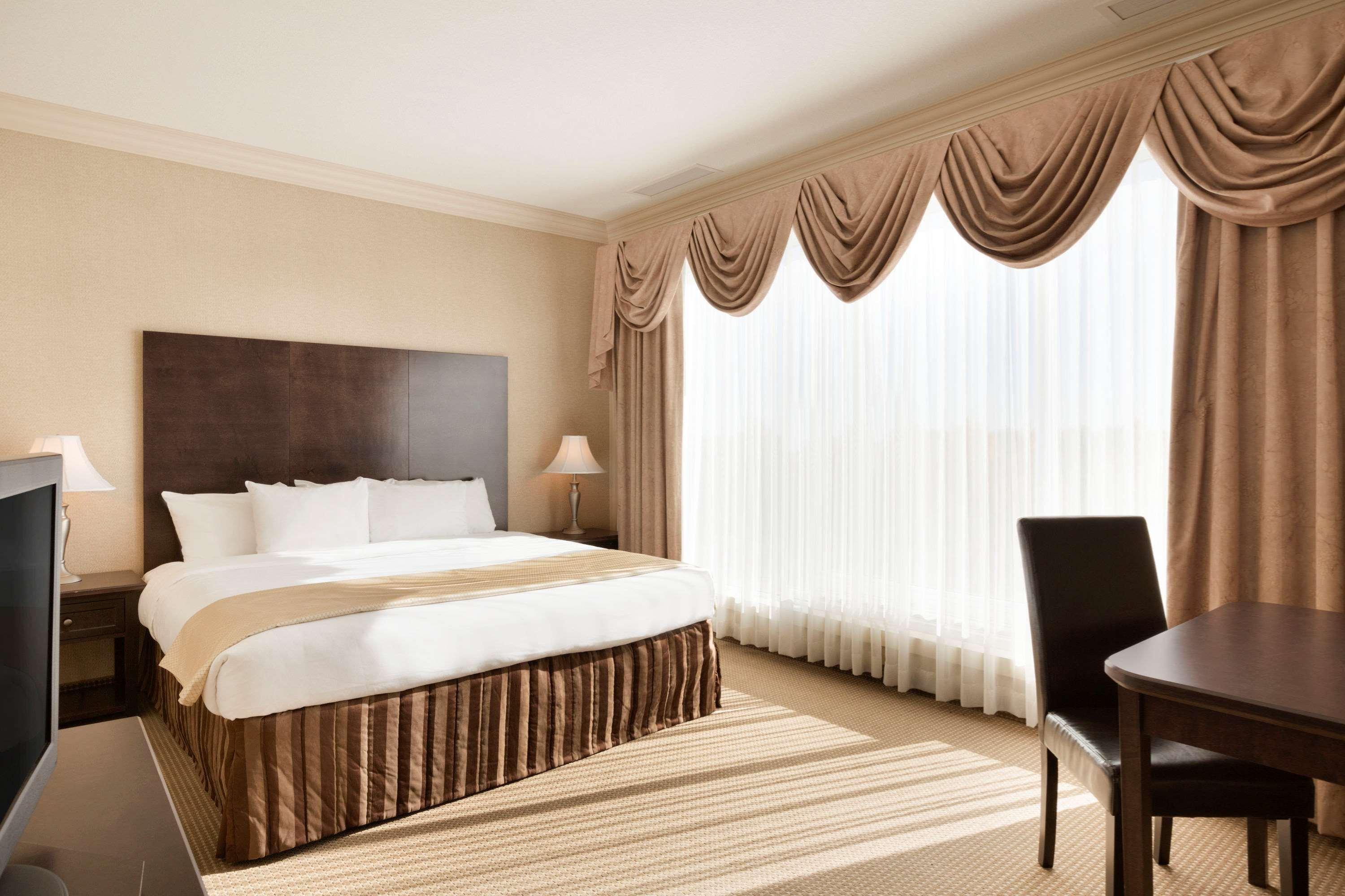Border Inn & Suites Ллойдминстер Экстерьер фото