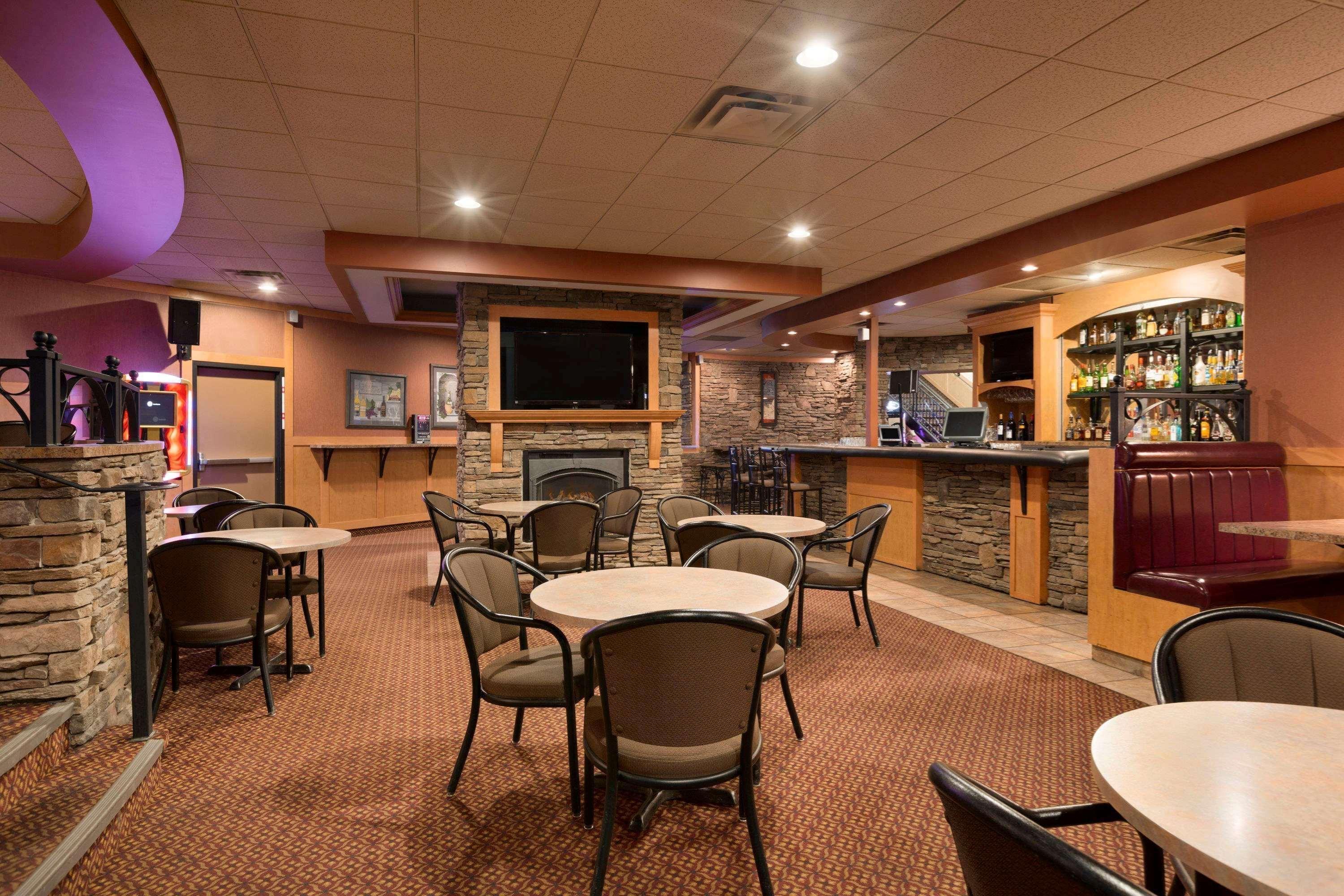Border Inn & Suites Ллойдминстер Экстерьер фото