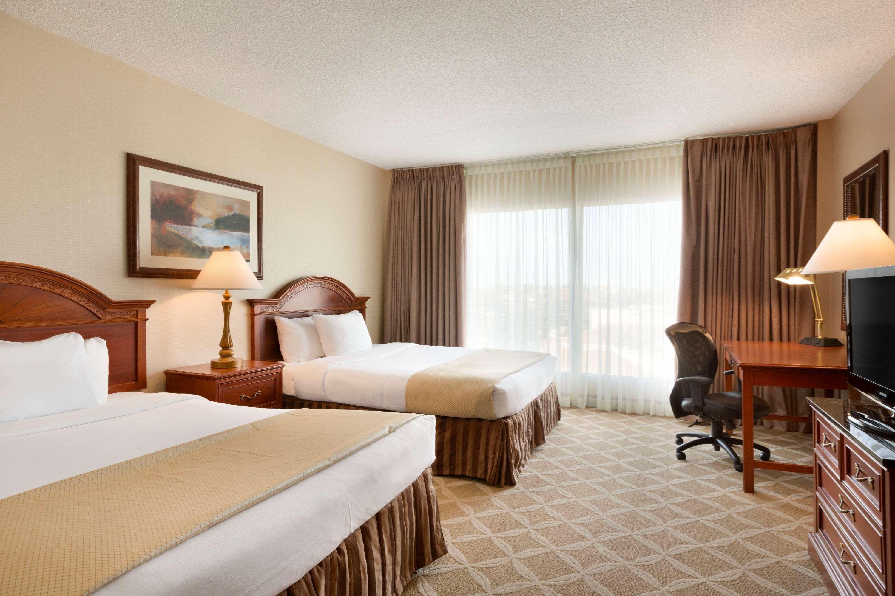 Border Inn & Suites Ллойдминстер Экстерьер фото