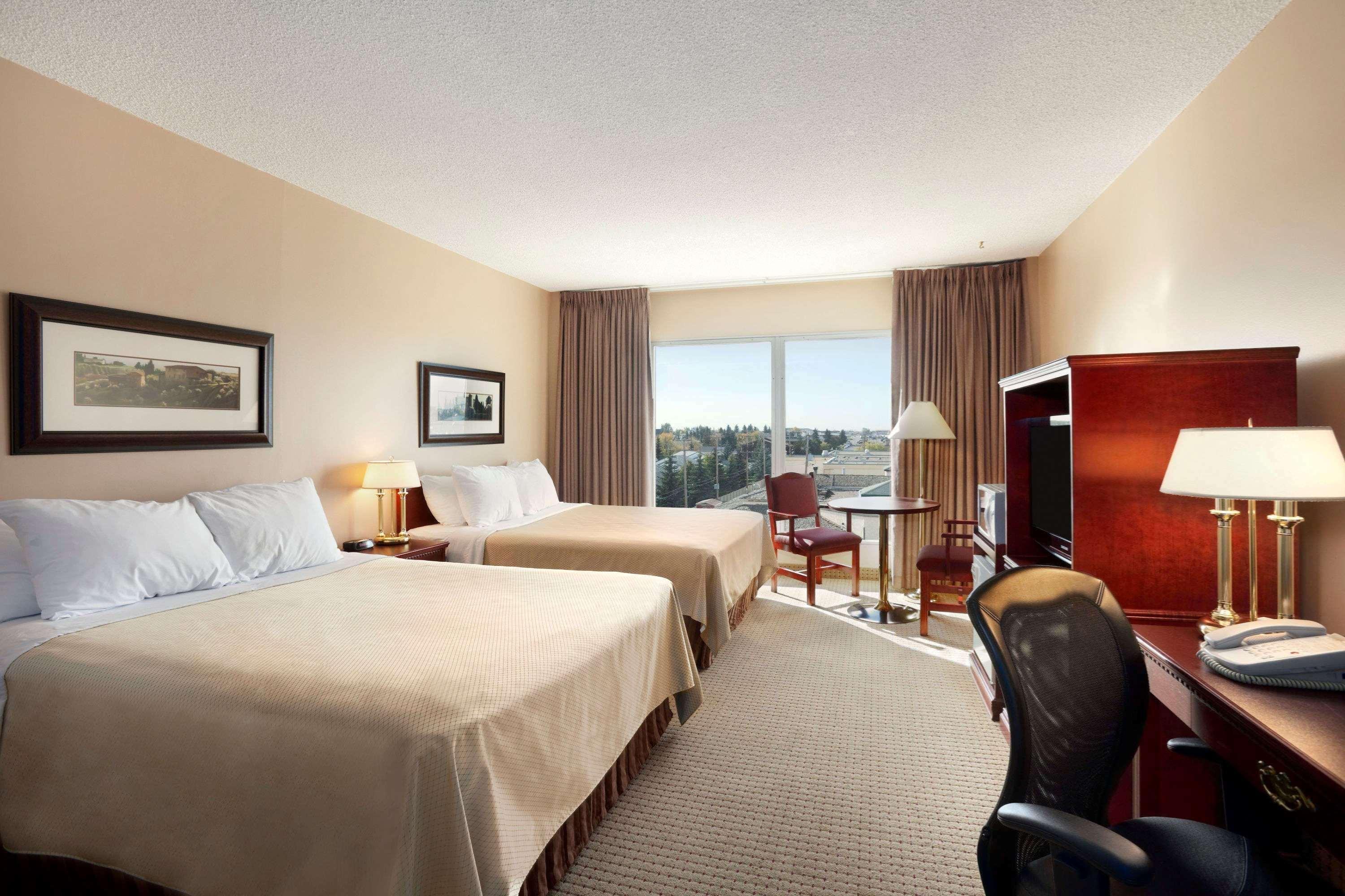 Border Inn & Suites Ллойдминстер Экстерьер фото