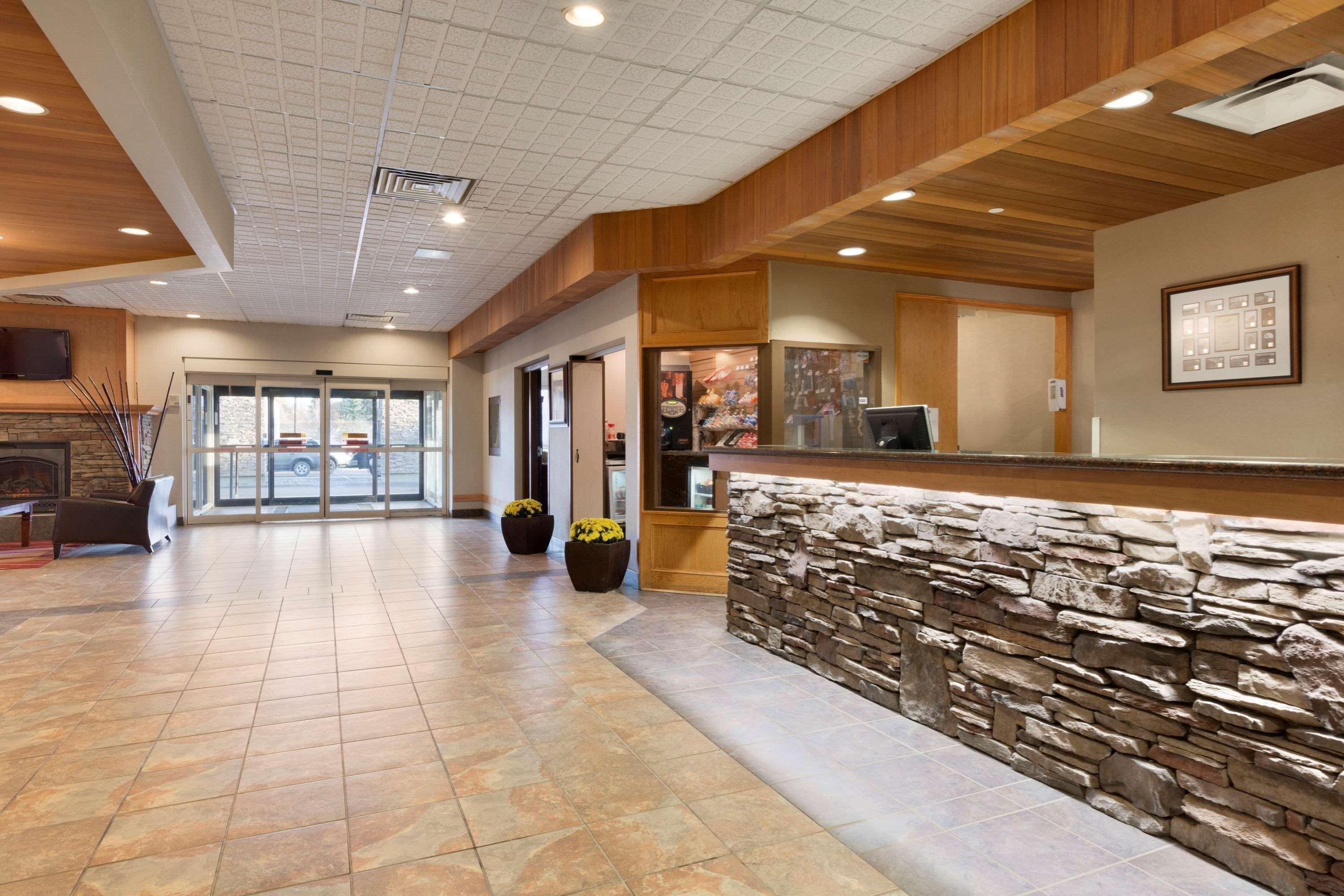 Border Inn & Suites Ллойдминстер Экстерьер фото