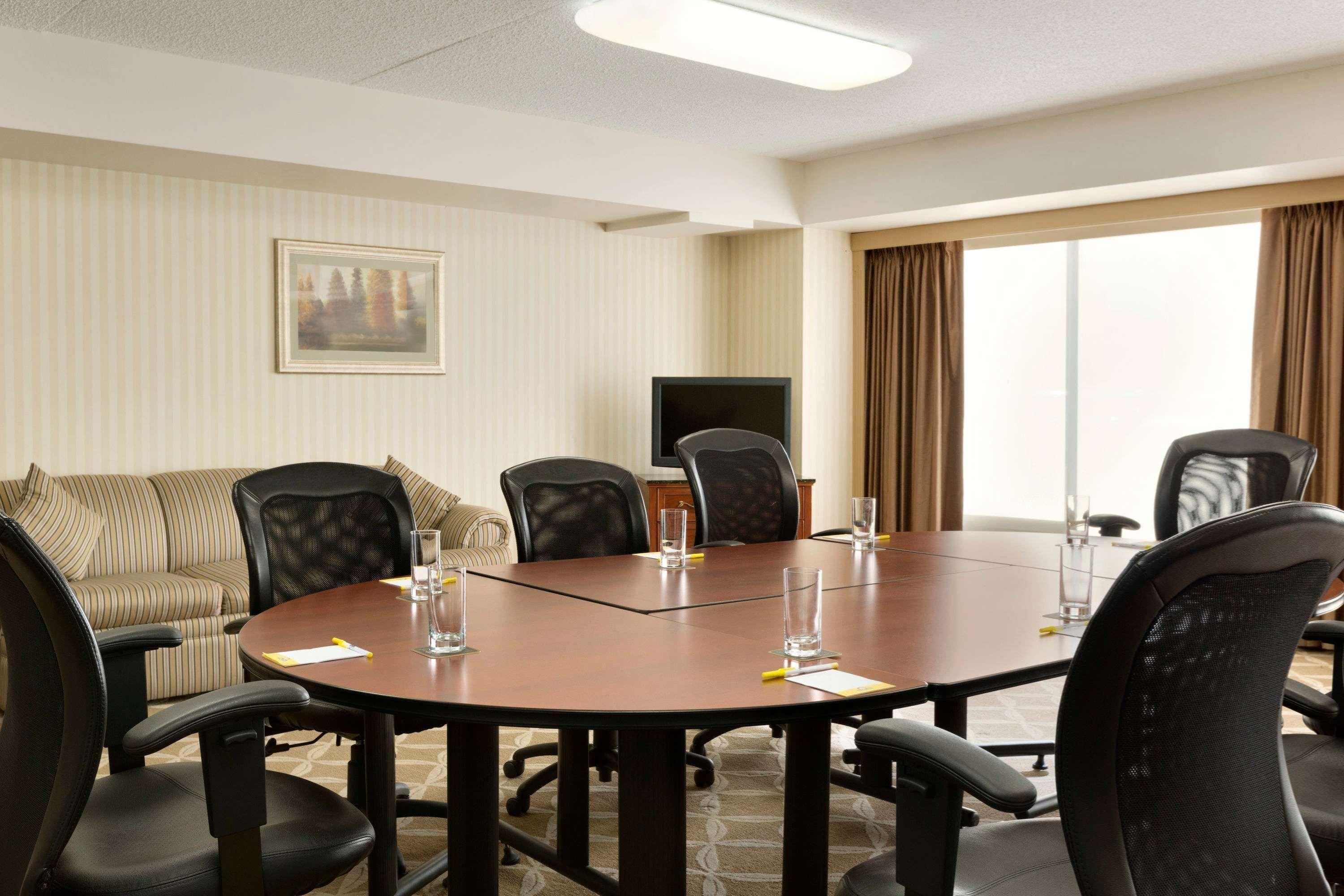 Border Inn & Suites Ллойдминстер Экстерьер фото