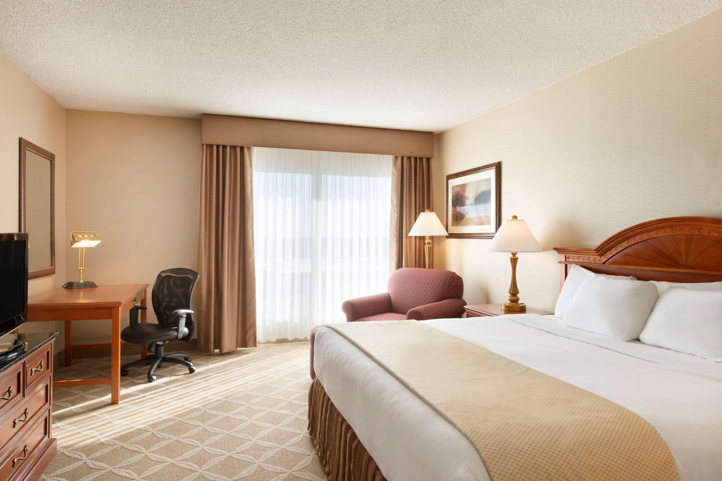 Border Inn & Suites Ллойдминстер Экстерьер фото