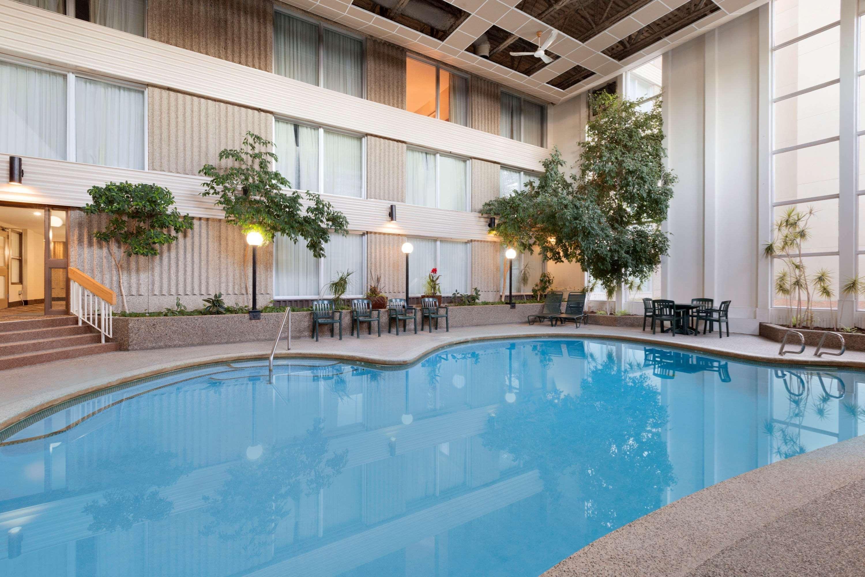 Border Inn & Suites Ллойдминстер Экстерьер фото