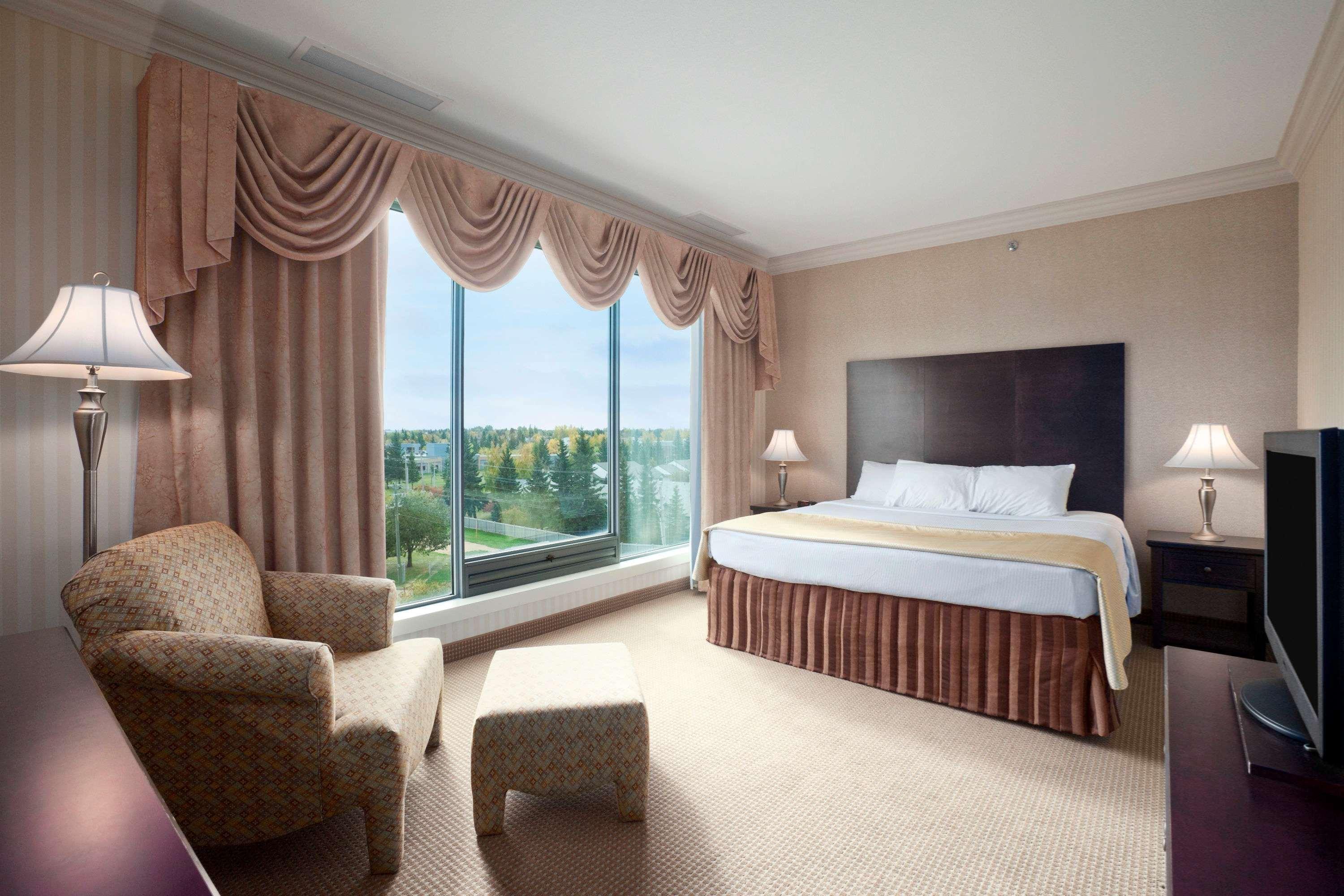 Border Inn & Suites Ллойдминстер Экстерьер фото
