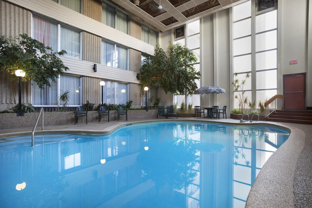Border Inn & Suites Ллойдминстер Экстерьер фото