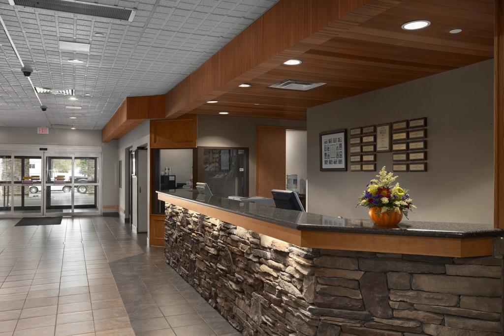 Border Inn & Suites Ллойдминстер Интерьер фото