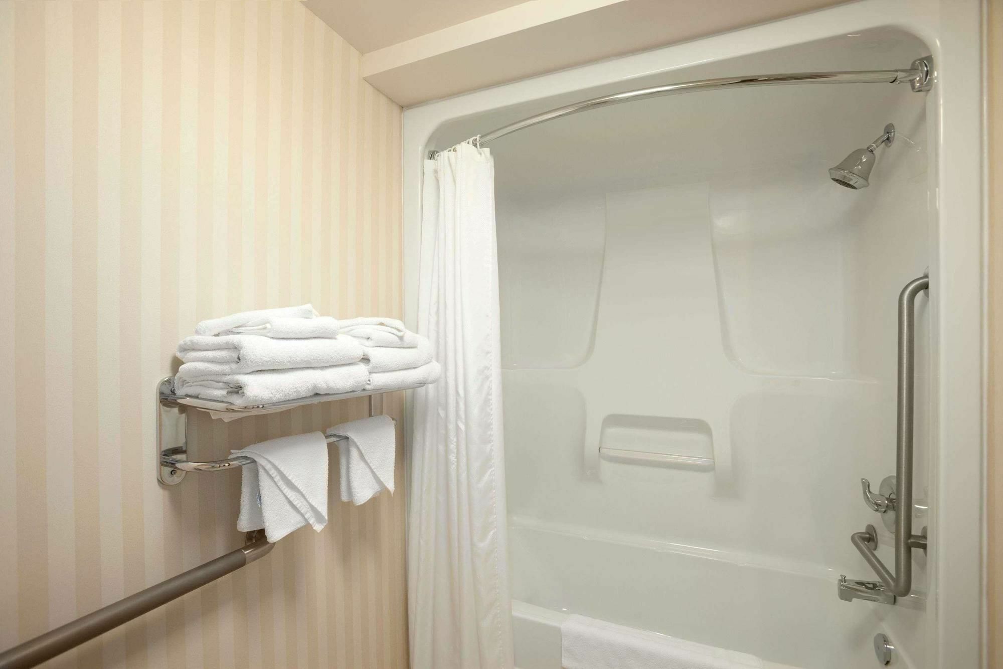 Border Inn & Suites Ллойдминстер Экстерьер фото