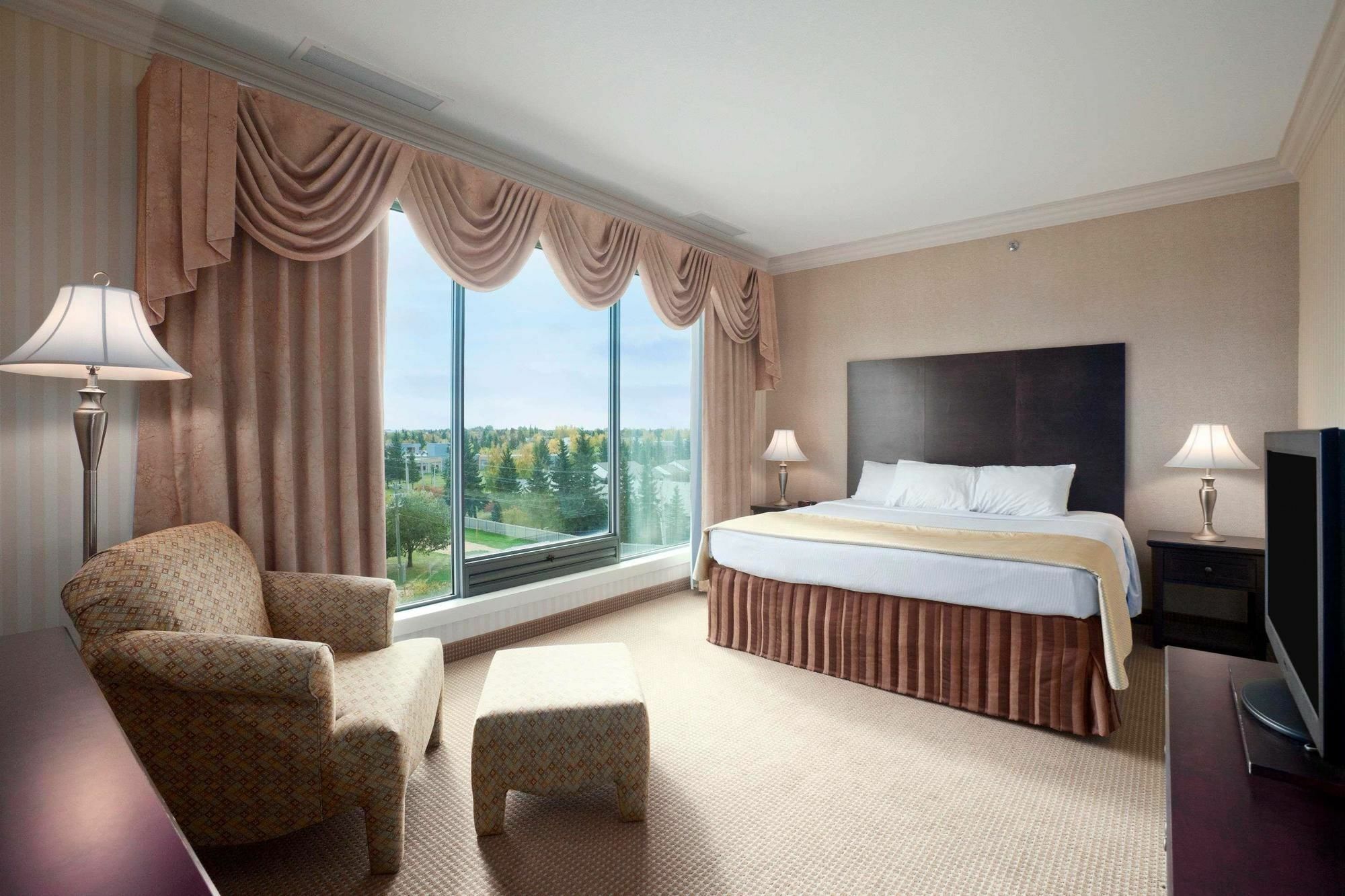 Border Inn & Suites Ллойдминстер Экстерьер фото
